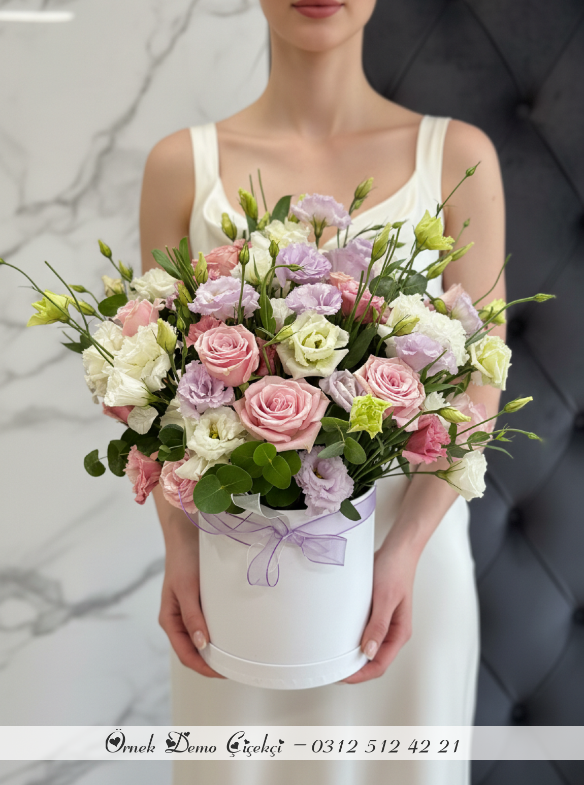 Kutuda Güller Ve Lisianthuslar