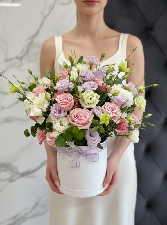 Kutuda Güller Ve Lisianthuslar